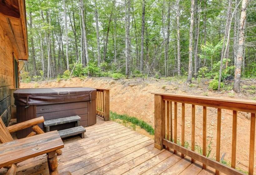 Secluded Sevierville Cabin: Mtn Views & Hot Tub