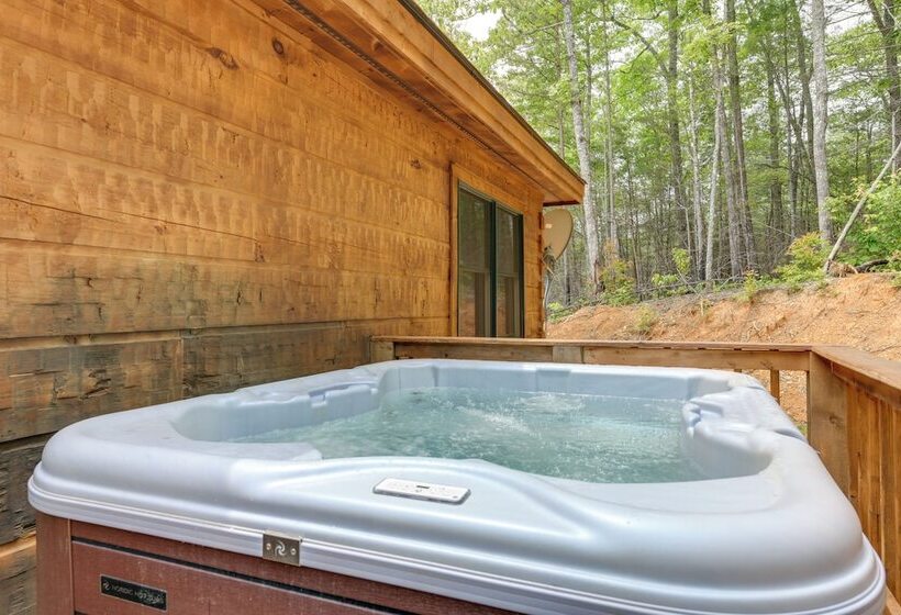 Secluded Sevierville Cabin: Mtn Views & Hot Tub