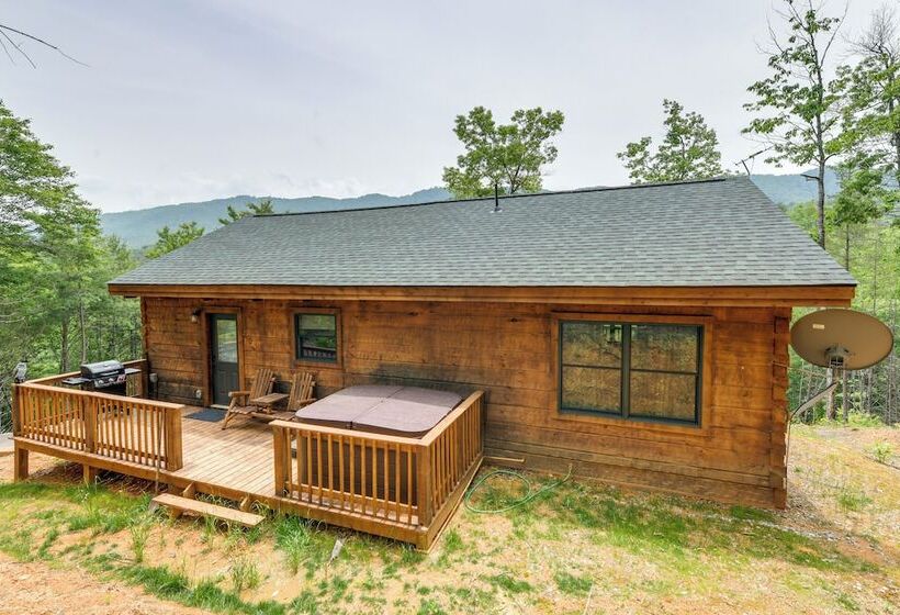 Secluded Sevierville Cabin: Mtn Views & Hot Tub