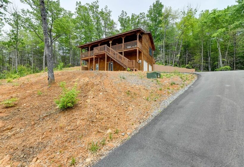 Secluded Sevierville Cabin: Mtn Views & Hot Tub