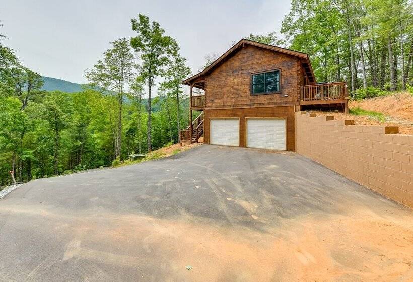 Secluded Sevierville Cabin: Mtn Views & Hot Tub