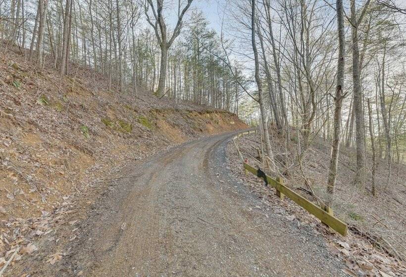 Secluded Sevierville Cabin: Mtn Views & Hot Tub