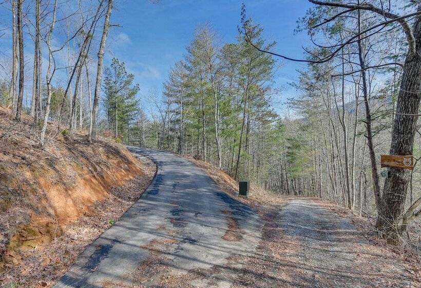 Secluded Sevierville Cabin: Mtn Views & Hot Tub