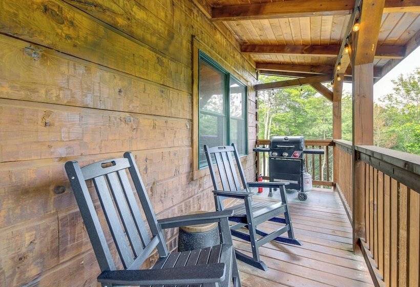 Secluded Sevierville Cabin: Mtn Views & Hot Tub