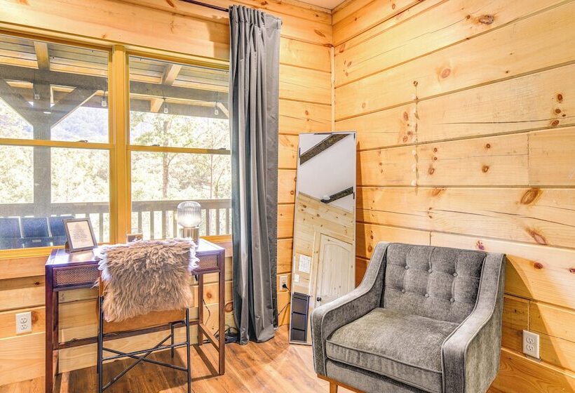 Secluded Sevierville Cabin: Mtn Views & Hot Tub