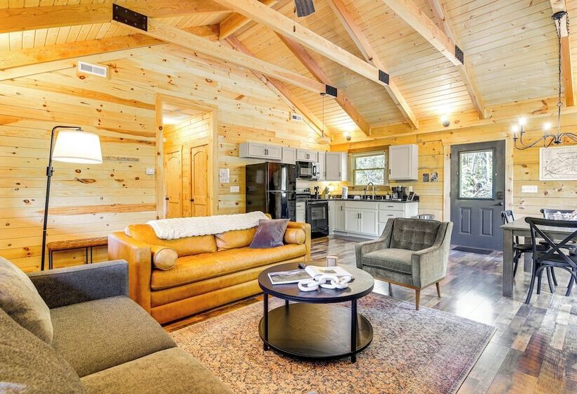 Secluded Sevierville Cabin: Mtn Views & Hot Tub
