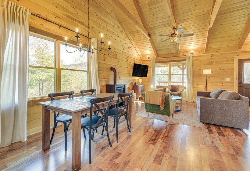 Secluded Sevierville Cabin: Mtn Views & Hot Tub
