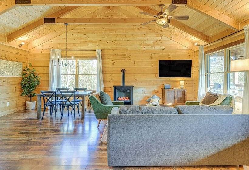 Secluded Sevierville Cabin: Mtn Views & Hot Tub