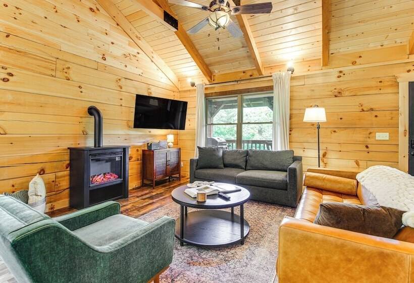 Secluded Sevierville Cabin: Mtn Views & Hot Tub