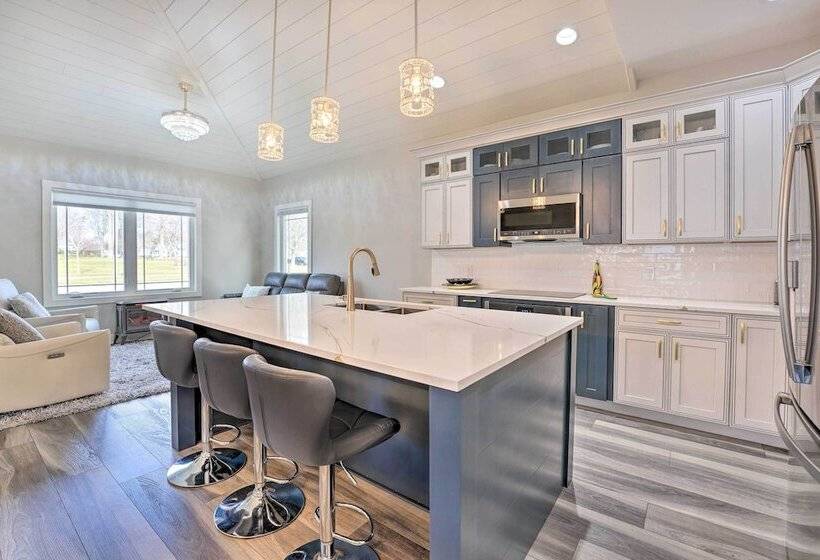 Sleek Ludington Haven < 1 Mi To Lake Michigan