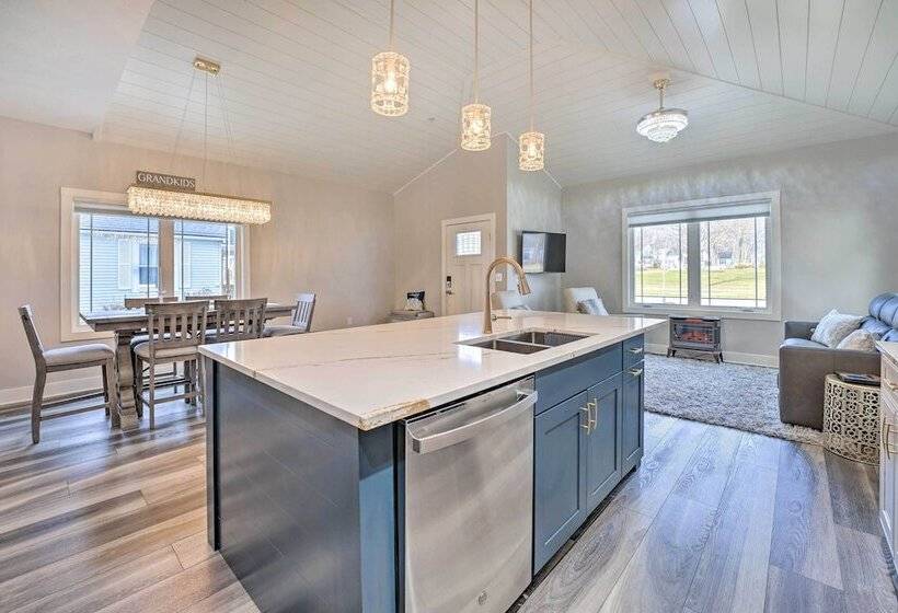 Sleek Ludington Haven < 1 Mi To Lake Michigan