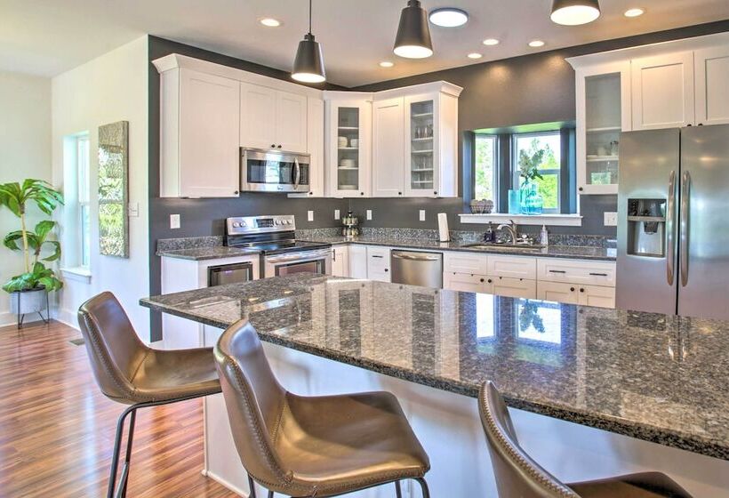 Waveland Abode W/ Patio, Walk To Beach!