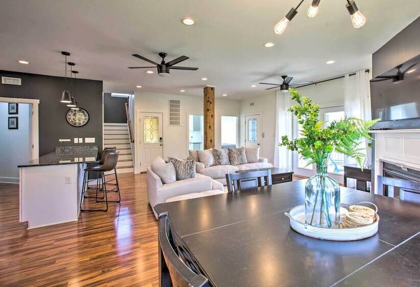 Waveland Abode W/ Patio, Walk To Beach!