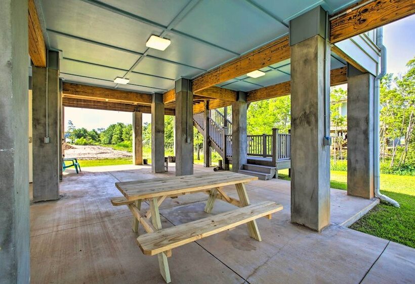 Waveland Abode W/ Patio, Walk To Beach!