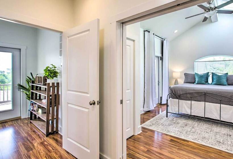 Waveland Abode W/ Patio, Walk To Beach!