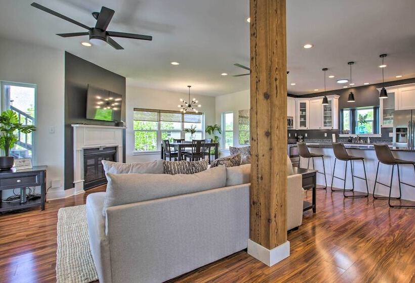 Waveland Abode W/ Patio, Walk To Beach!