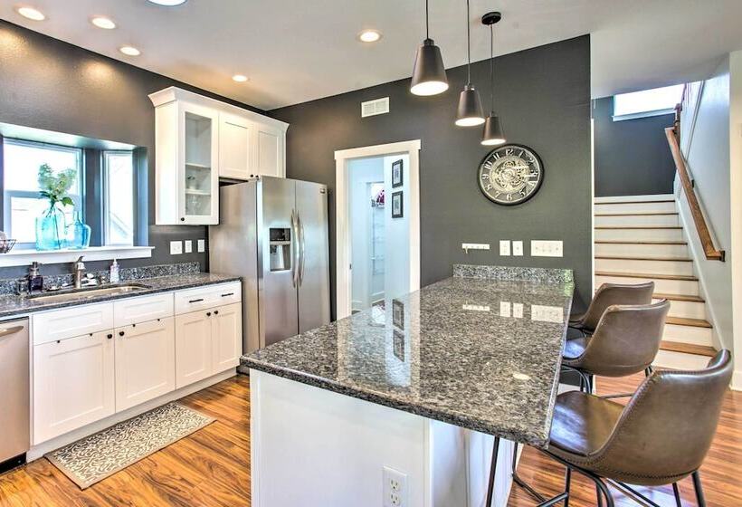 Waveland Abode W/ Patio, Walk To Beach!