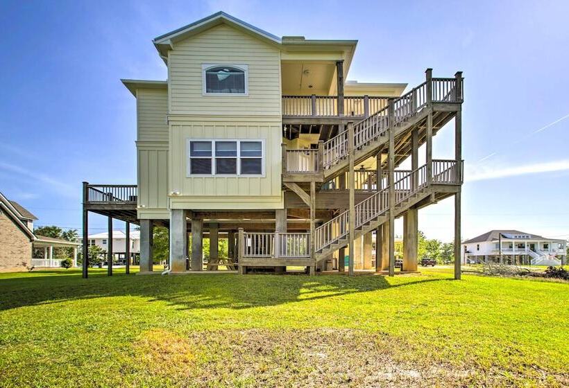 Waveland Abode W/ Patio, Walk To Beach!