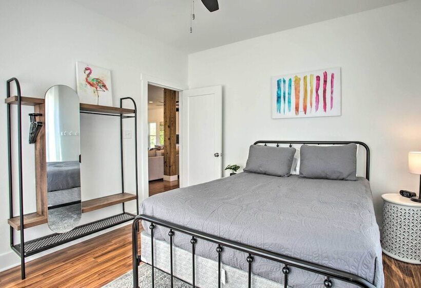 Waveland Abode W/ Patio, Walk To Beach!