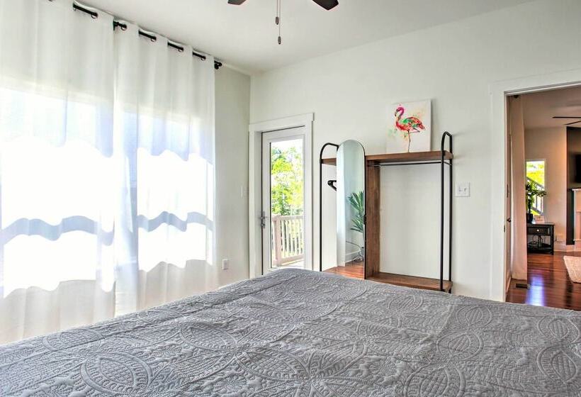 Waveland Abode W/ Patio, Walk To Beach!