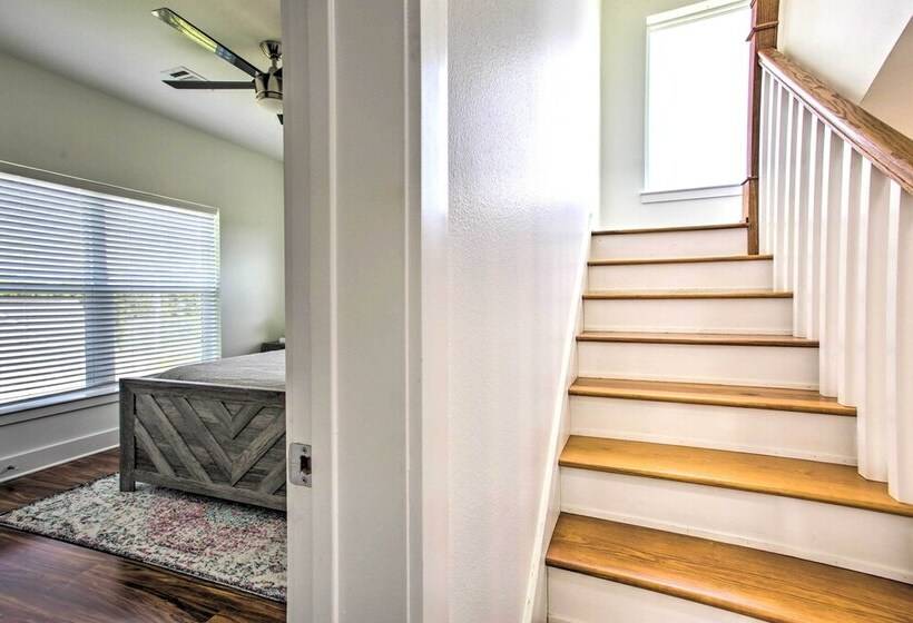 Waveland Abode W/ Patio, Walk To Beach!