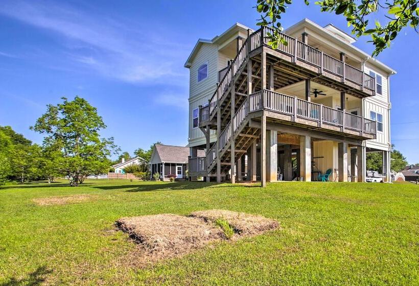 Waveland Abode W/ Patio, Walk To Beach!