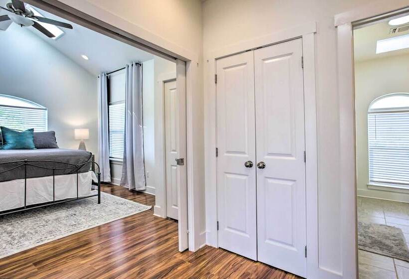 Waveland Abode W/ Patio, Walk To Beach!