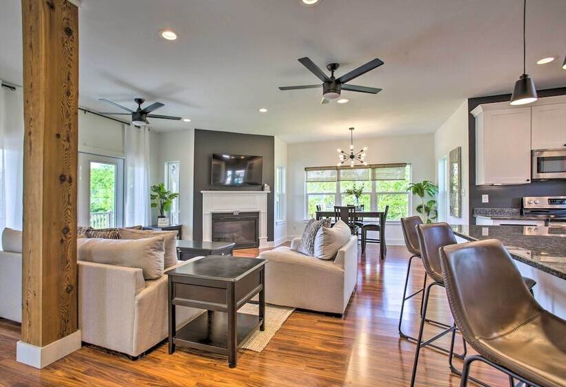 Waveland Abode W/ Patio, Walk To Beach!