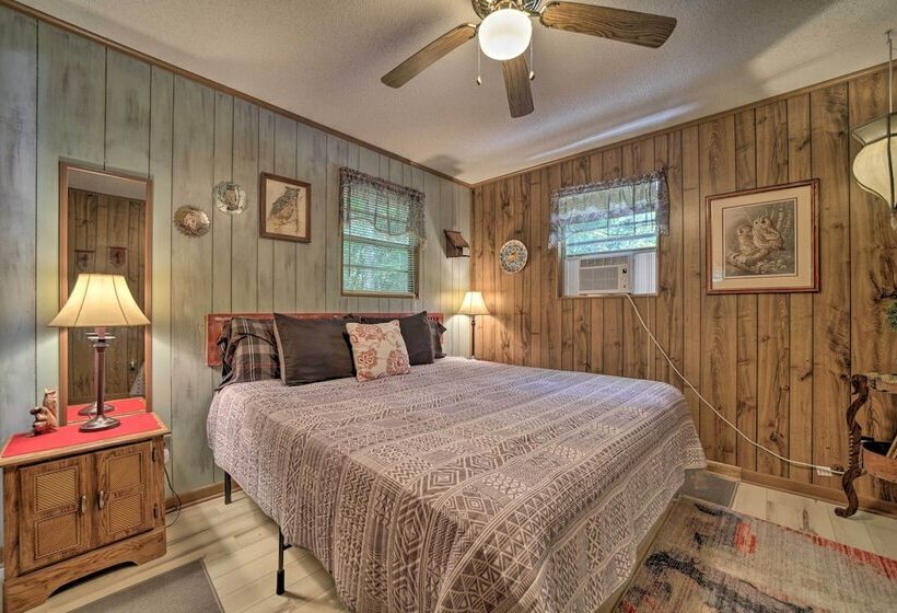 Smoky Mtn Hideaway: Screened Porch & Fire Pit