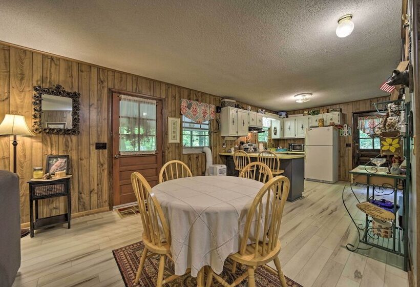 Smoky Mtn Hideaway: Screened Porch & Fire Pit