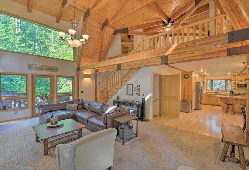 Wild Huckleberry Alpine Cabin: Fireplace & Deck!