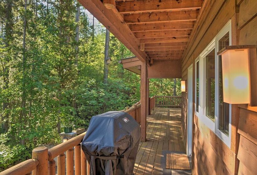 Wild Huckleberry Alpine Cabin: Fireplace & Deck!
