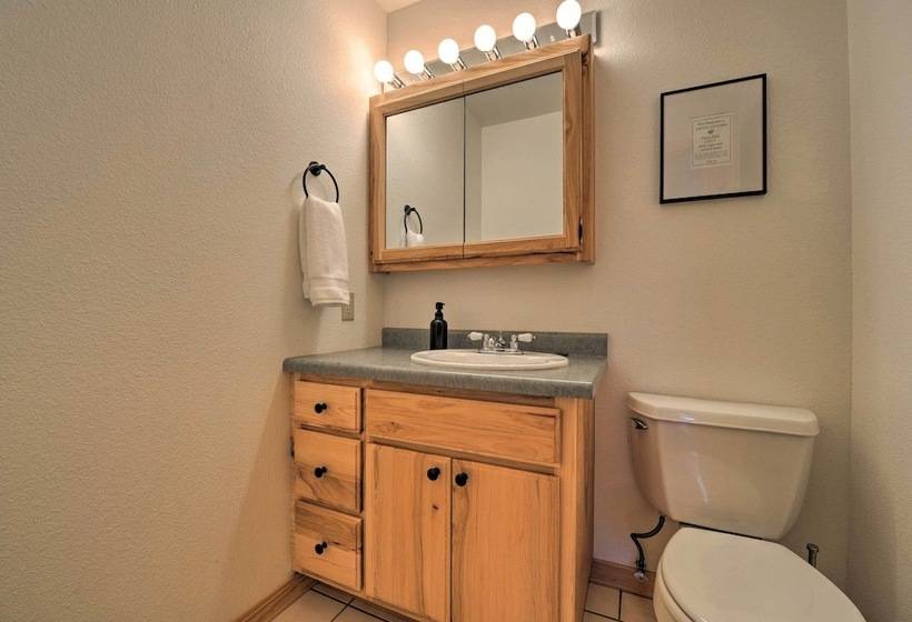 Wild Huckleberry Alpine Cabin: Fireplace & Deck!