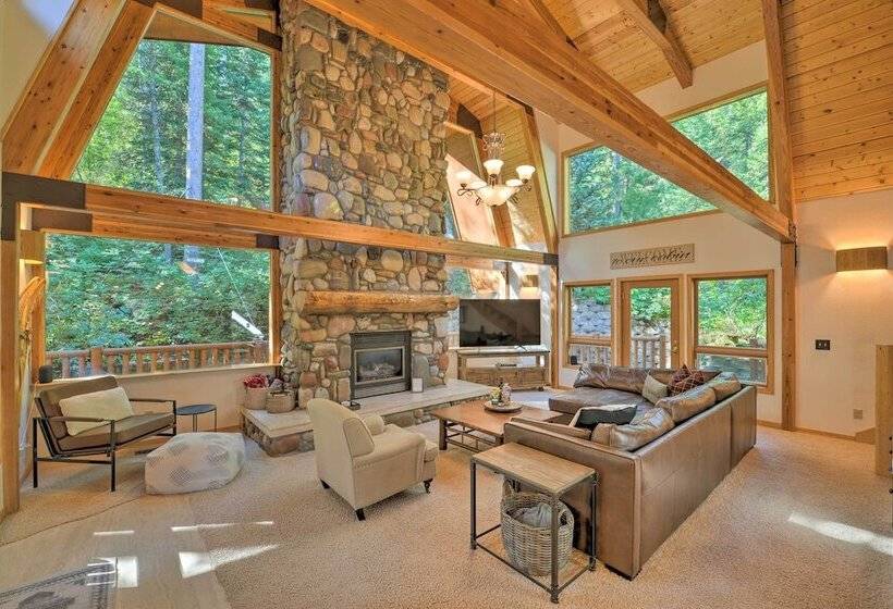 Wild Huckleberry Alpine Cabin: Fireplace & Deck!