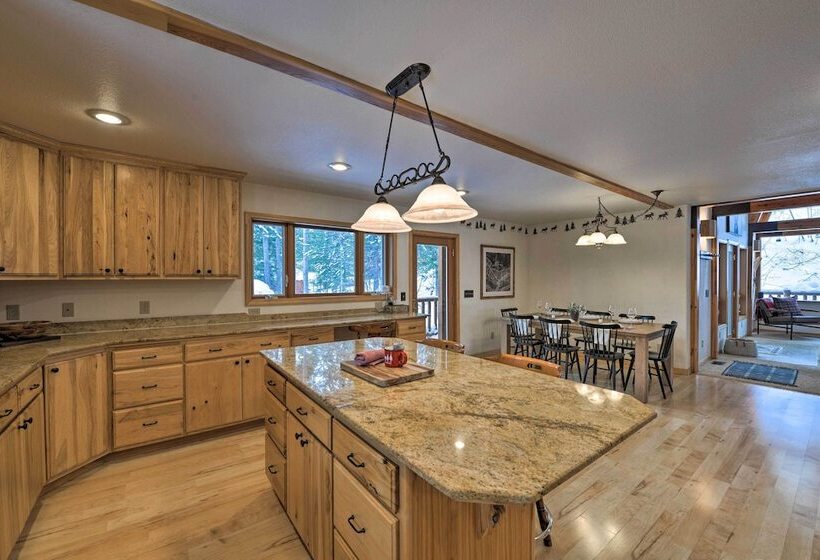 Wild Huckleberry Alpine Cabin: Fireplace & Deck!