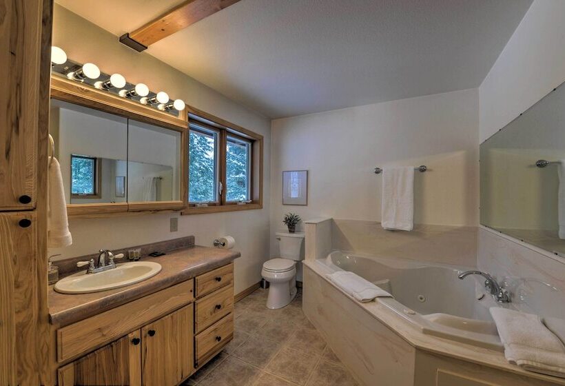 Wild Huckleberry Alpine Cabin: Fireplace & Deck!