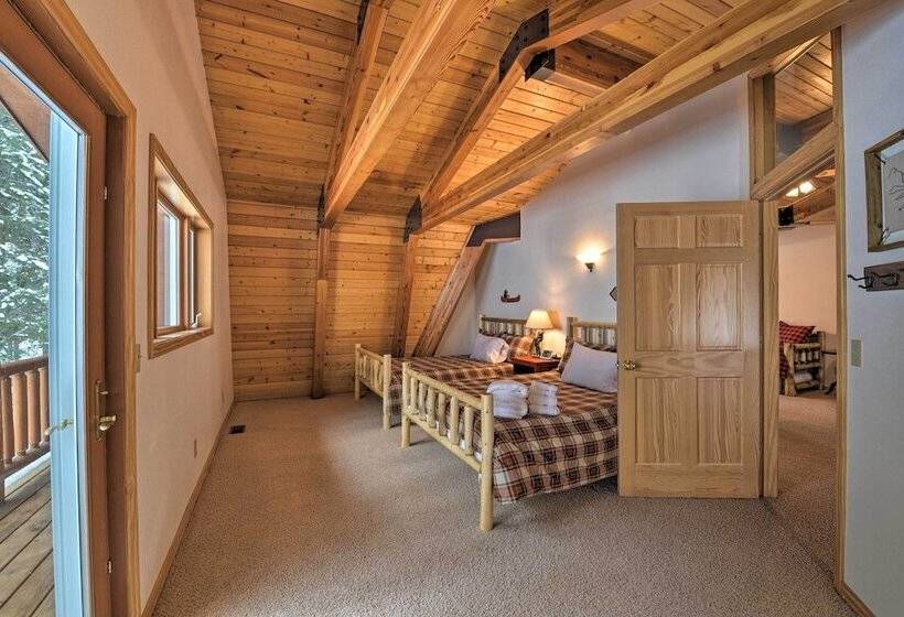Wild Huckleberry Alpine Cabin: Fireplace & Deck!