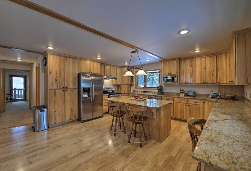 Wild Huckleberry Alpine Cabin: Fireplace & Deck!