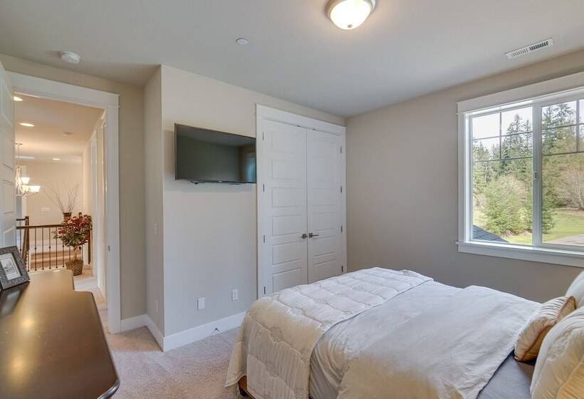 Spacious Carnation Home W/ Grill & Large Yard