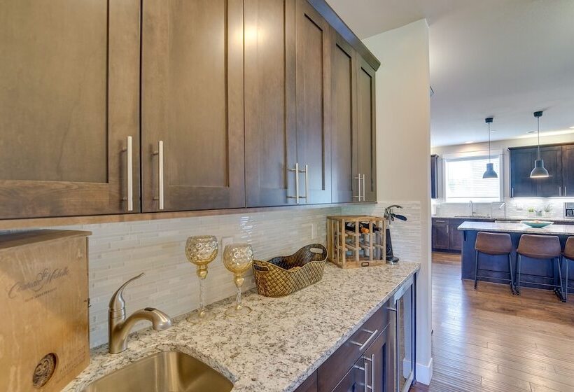 Spacious Carnation Home W/ Grill & Large Yard