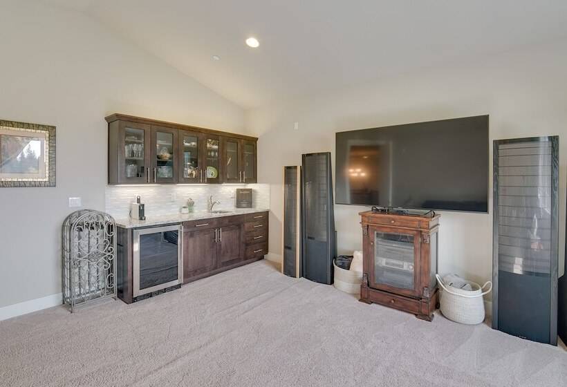 Spacious Carnation Home W/ Grill & Large Yard