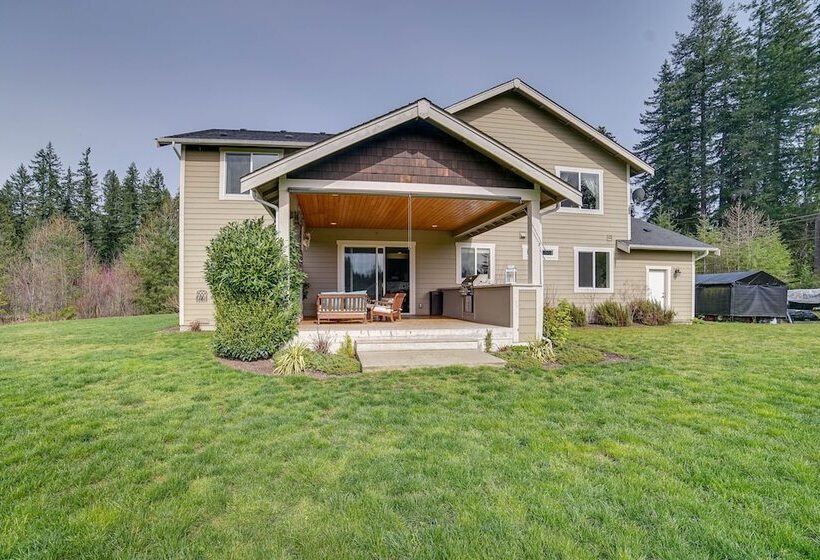 Spacious Carnation Home W/ Grill & Large Yard