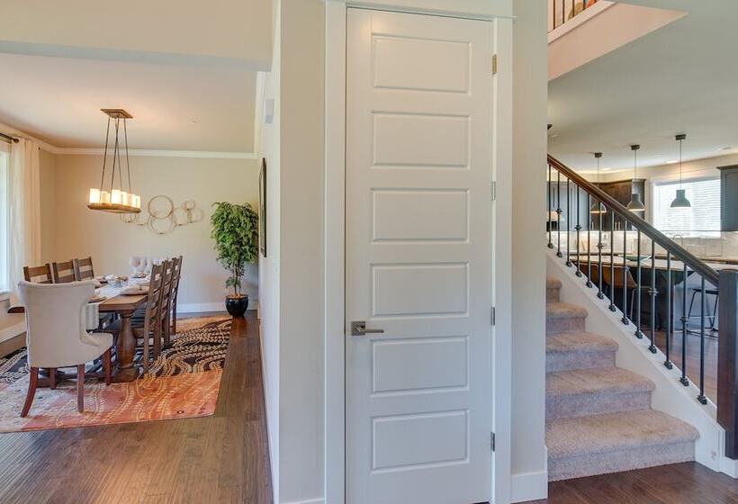 Spacious Carnation Home W/ Grill & Large Yard