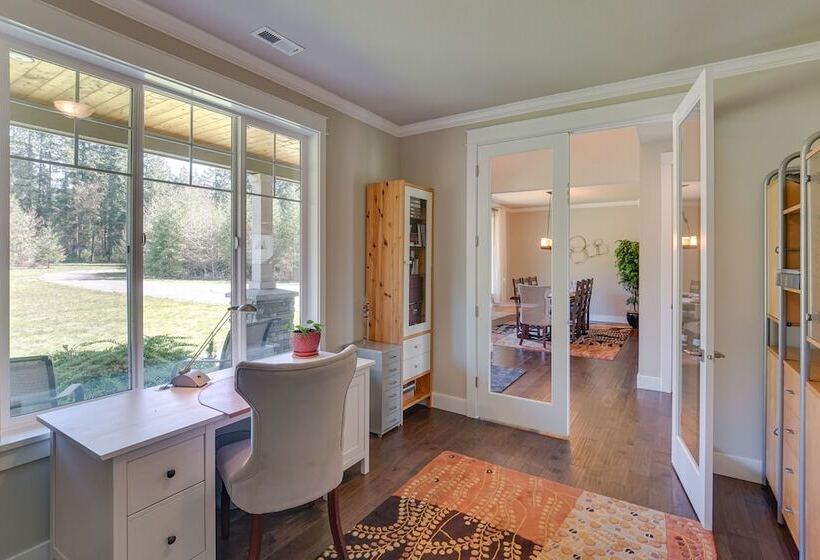 Spacious Carnation Home W/ Grill & Large Yard