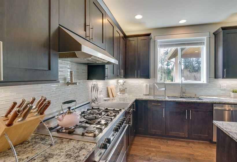 Spacious Carnation Home W/ Grill & Large Yard