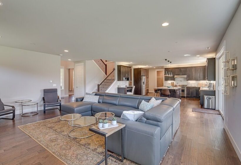 Spacious Carnation Home W/ Grill & Large Yard
