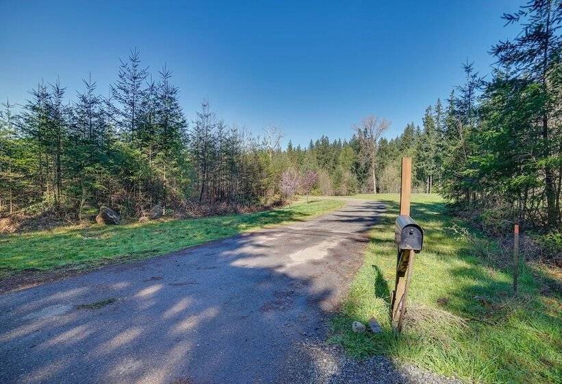 Spacious Carnation Home W/ Grill & Large Yard