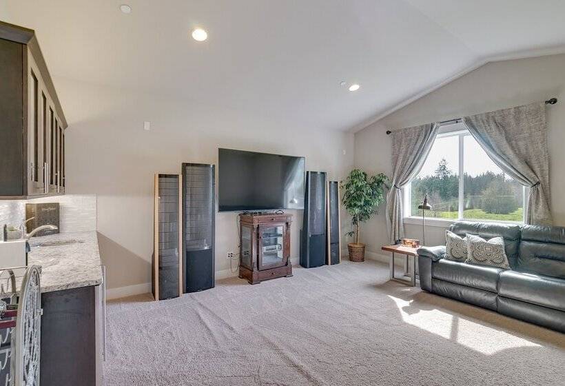 Spacious Carnation Home W/ Grill & Large Yard