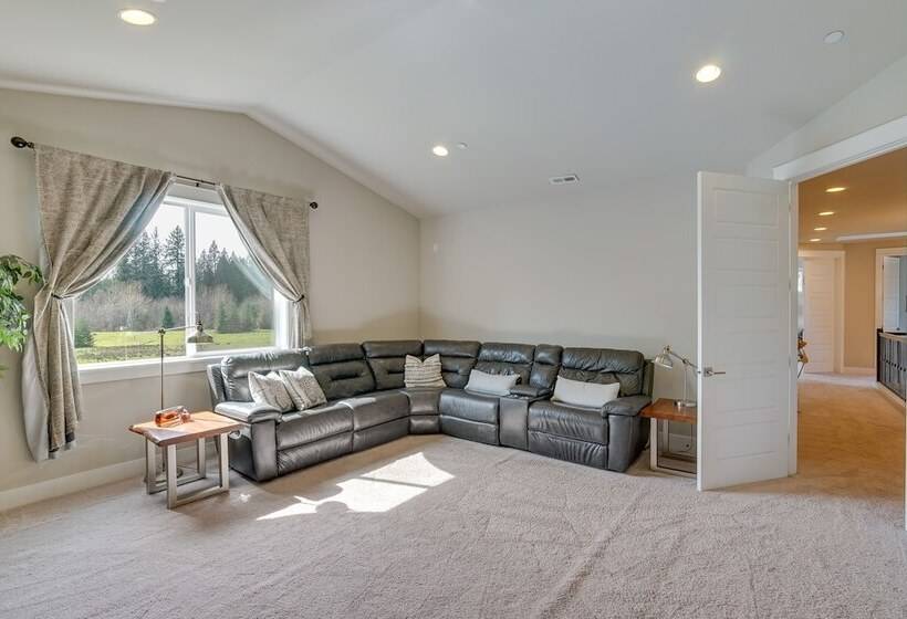 Spacious Carnation Home W/ Grill & Large Yard