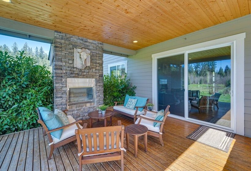 Spacious Carnation Home W/ Grill & Large Yard